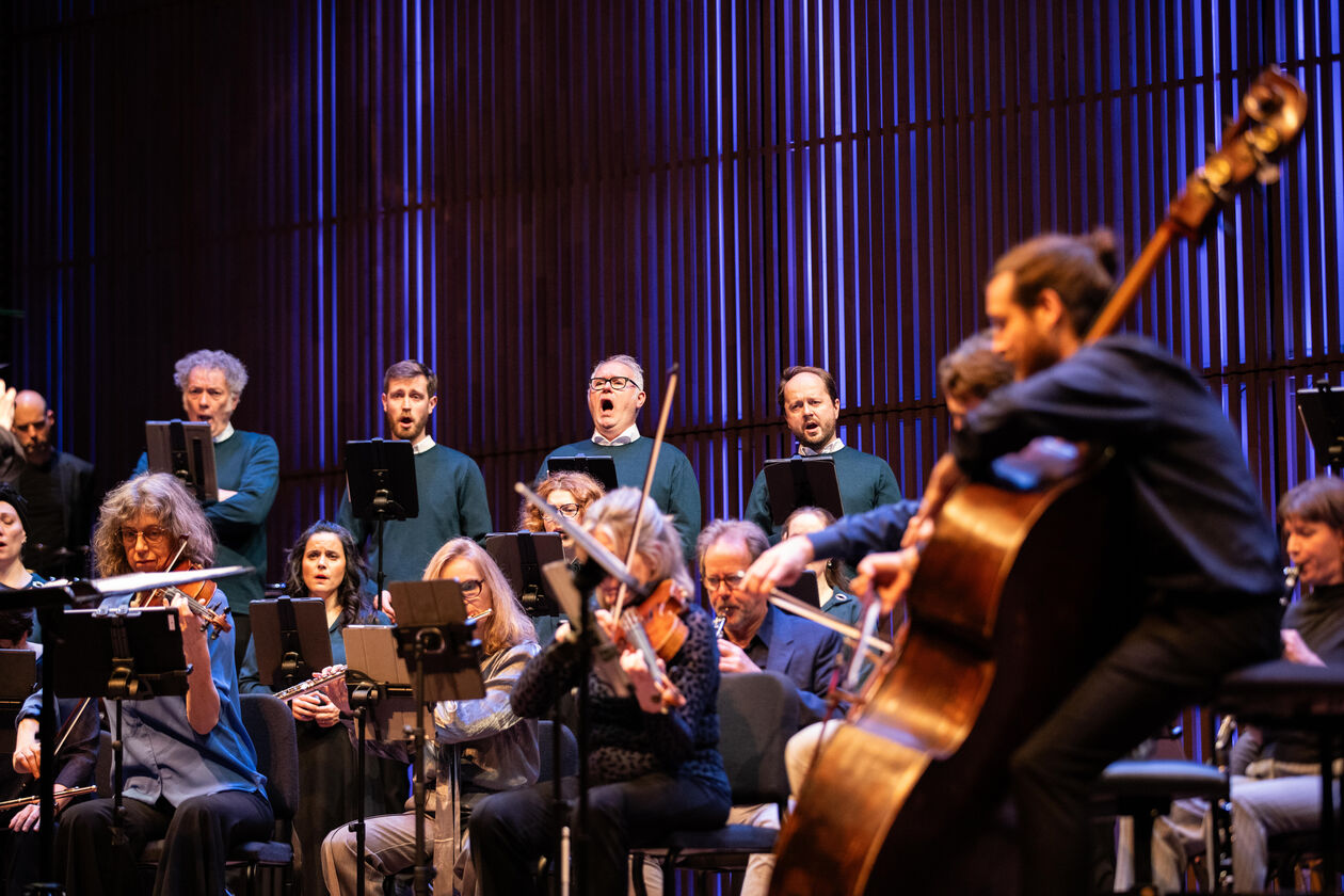 De bassen van het Nederlands Kamerkoor en de strijkers van Asko|Schönberg spelen In Memoriam Reinbert in Muziekgebouw aan 't IJ